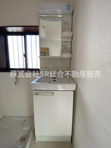 若江本町2丁目中古戸建の独立洗面台|独立洗面台、小物を置くことができて便利です