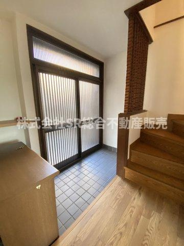 若江本町2丁目中古戸建の玄関|玄関広めで使いやすいです！