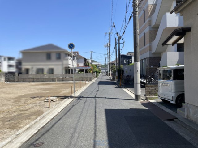 宇品神田2丁目　土地（No.3）の前面道路含む現地写真|「イオン宇品ショッピングセンター」が徒歩6分。「県立広島病院」まで徒歩3分。暮らしに便利な環境です。