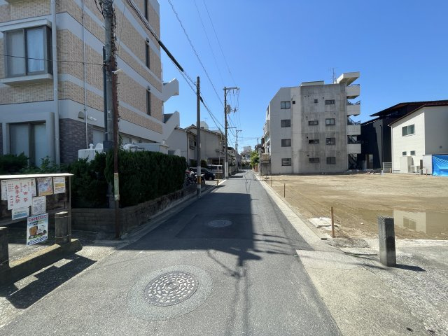 宇品神田2丁目　土地（No.3）の前面道路含む現地写真|電車通りから東に4ブロック目のため、前面道路は比較的、車の交通量が少なく静かな住環境を保てます。