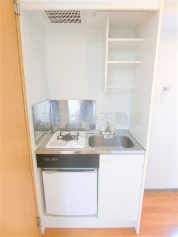 シュガーポートのキッチン|ミニ冷蔵庫付ガスキッチン