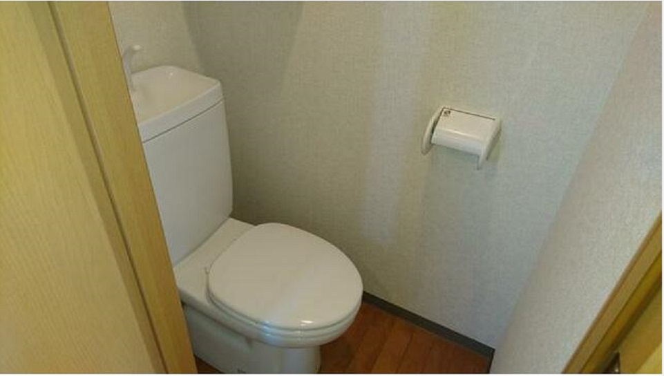 シュガーポートのトイレ|窓と収納付きのトイレ