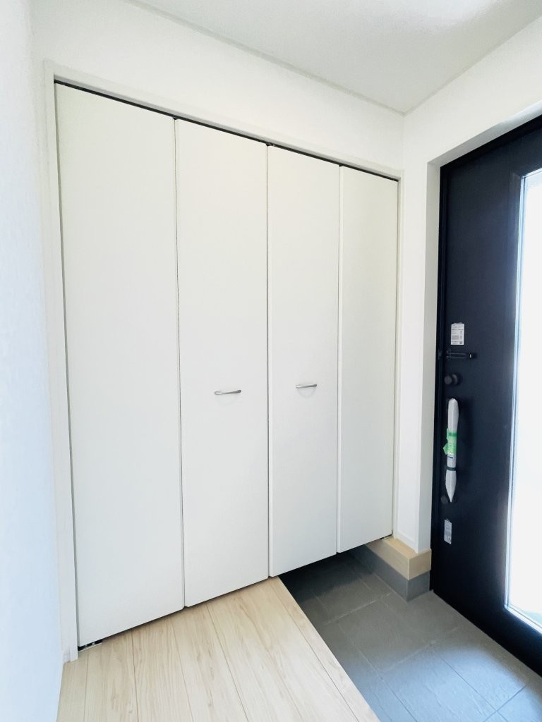 岡崎市上地町第7　新築分譲住宅　全2棟　2号棟の玄関|大容量のシューズボックス付きで玄関が靴で散らかりません。