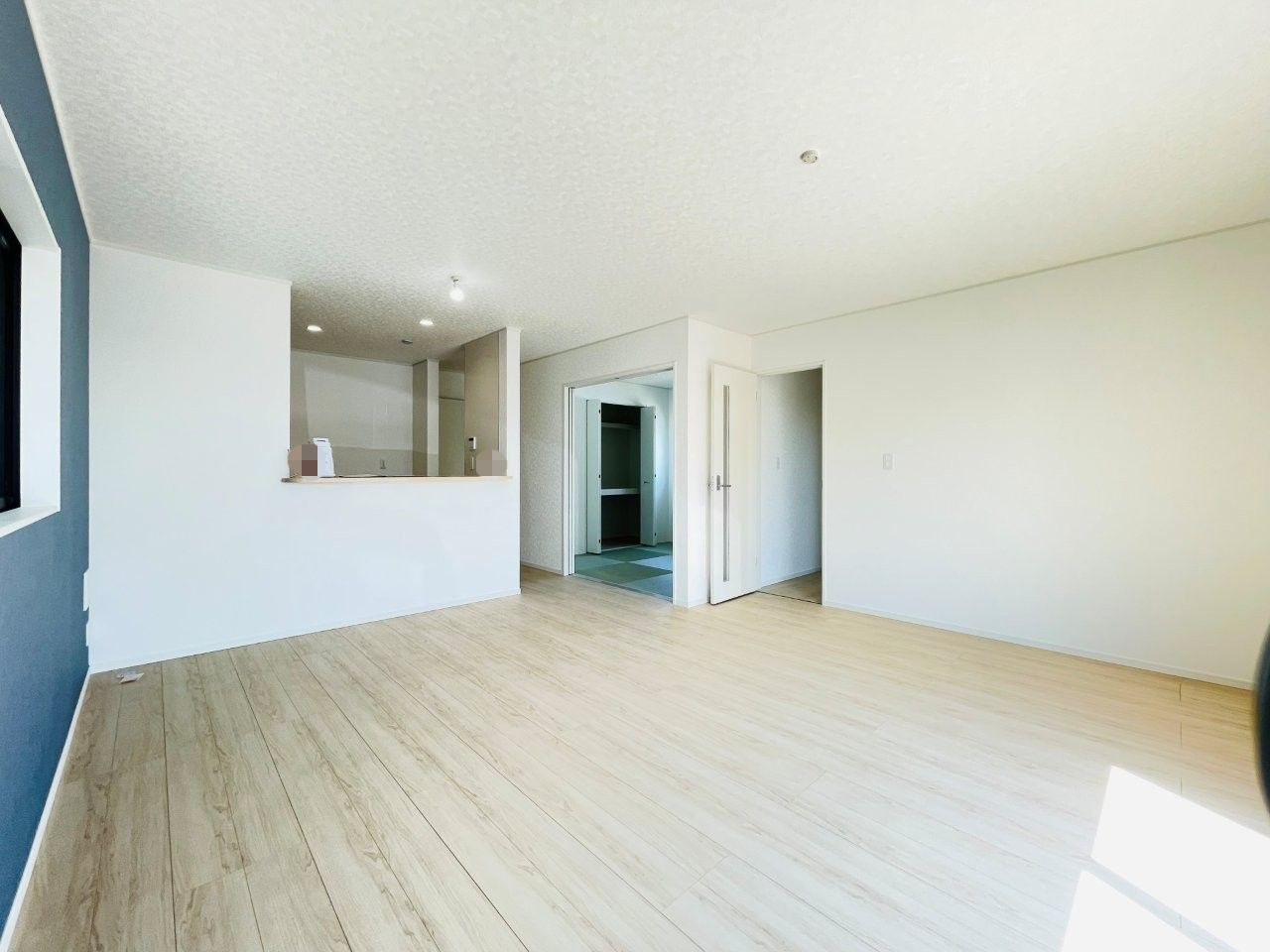 岡崎市上地町第7　新築分譲住宅　全2棟　2号棟の居間・リビング|どこにいても家族の顔が見える、明るく開放的なLDK。