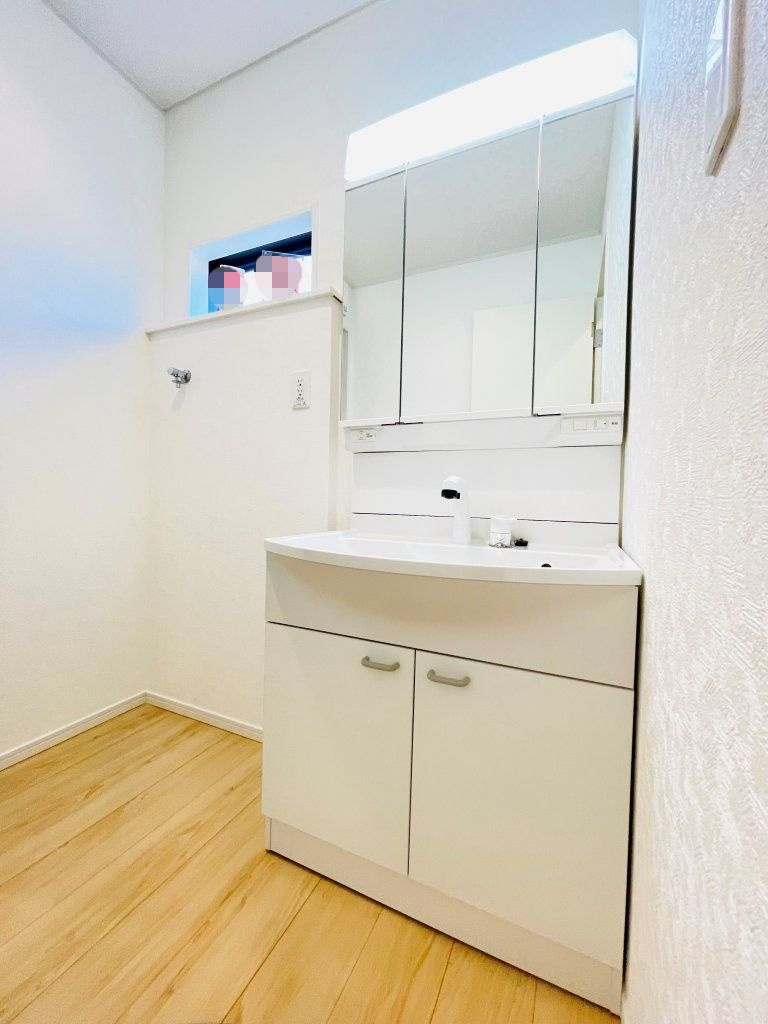 岡崎市上地町第7　新築分譲住宅　全2棟　2号棟の独立洗面台|三面鏡仕様の洗面台！鏡の裏は収納になっています♪