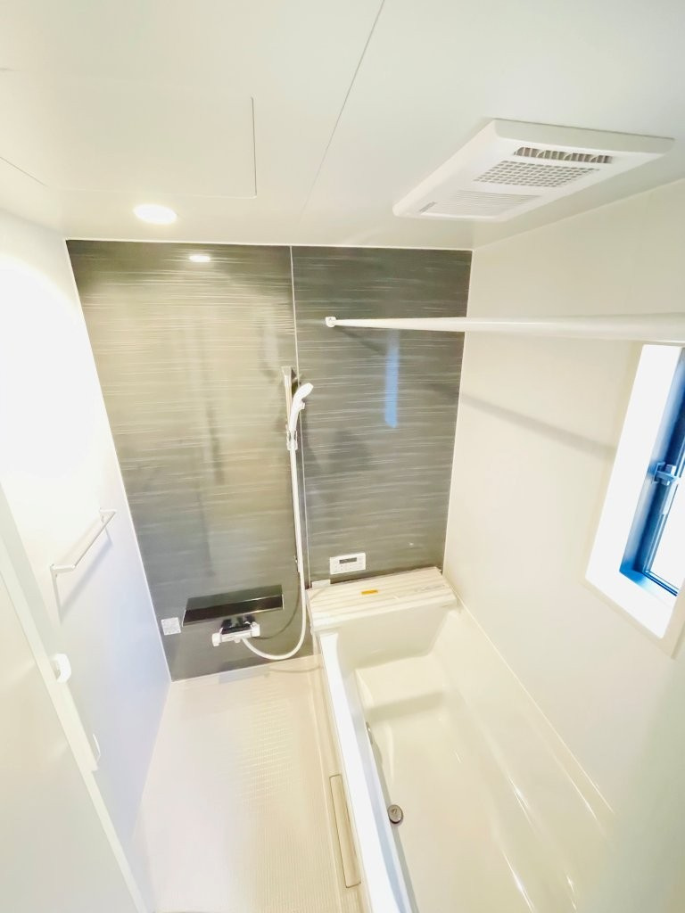 岡崎市上地町第7　新築分譲住宅　全2棟　2号棟の浴室|１坪タイプのユニットバス！浴槽は断熱材入りでお湯が冷めにくいです♪浴室乾燥機で梅雨の時期は洗濯物を乾かせます！