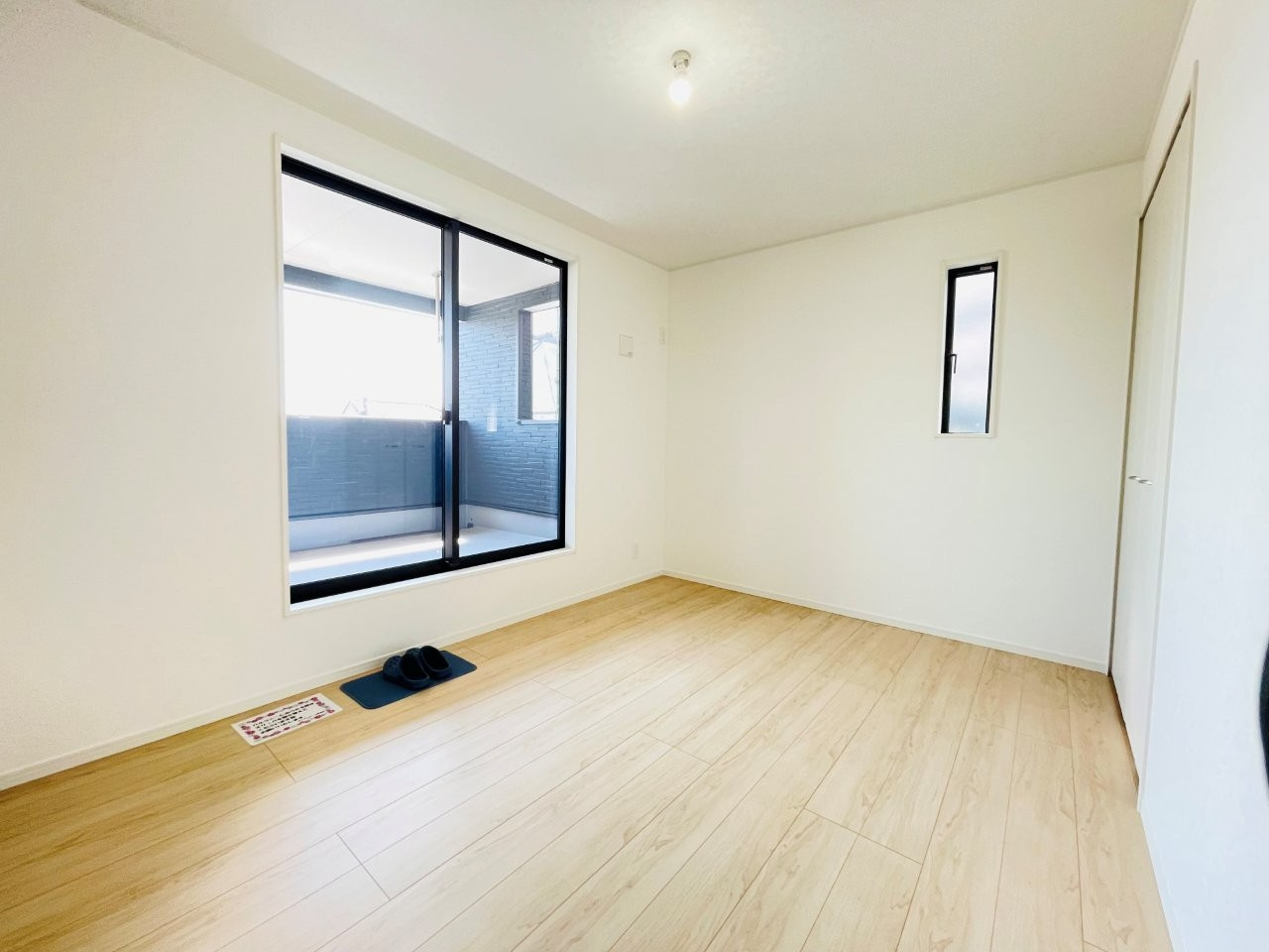 岡崎市上地町第7　新築分譲住宅　全2棟　2号棟の洋室|大きな窓からたっぷりと陽光が注がれる明るい空間です。