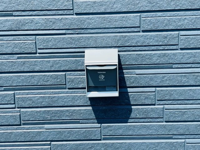 岡崎市上地町第7　新築分譲住宅　全2棟　2号棟の発電・温水設備|洗車時や防犯カメラの設置、電気自動車の充電にも使える屋外電源付き。