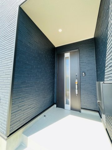 岡崎市上地町第7　新築分譲住宅　全2棟　2号棟の玄関|玄関ポーチがあるので、雨の日でも濡れることがなくドアの開け閉めができます。