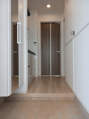 【玄関】 | メゾン・サクラメントサウス | 収納もある玄関です