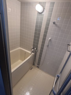 【浴室】 | グランピア長居公園 | お洒落なタイルのお風呂です。