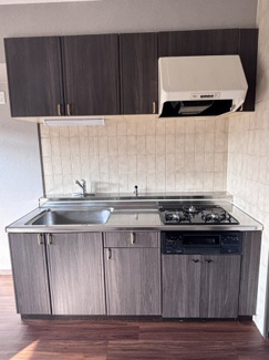 【キッチン】 | グランピア長居公園 | お洒落なシステムキッチンです。三口ガスコンロ、グリル付きで理想のキッチンです(^_^)