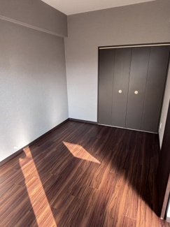 【寝室】 | グランピア長居公園 | リビング横の洋室です。