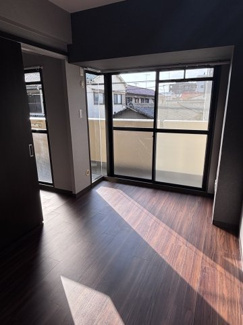 【内装】 | グランピア長居公園 | コーナー窓で光が差し込みとても明るいお部屋です。