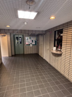 【ロビー】 | グランピア長居公園 | ロビーです。エレベーターがあります。