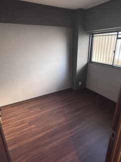 【洋室】 | グランピア長居公園 | 玄関横の洋室です！腰窓があります！