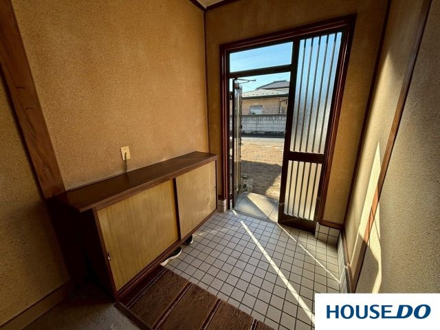 中古戸建　桐生市相生１丁目の玄関|収納もある玄関です