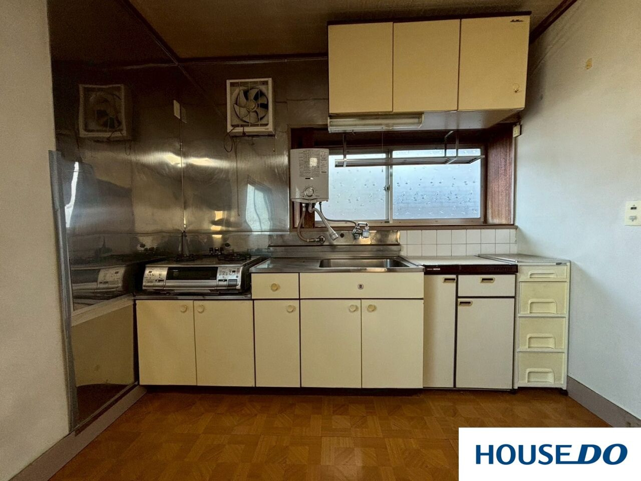 中古戸建　桐生市相生１丁目のキッチン|上部に吊り戸棚、下部にキャビネットがずらりと並んでいて、調理器具や食器をたっぷり収納できるのが魅力的です。キッチン周りが散らからず、すっきり片付きそうですね！！