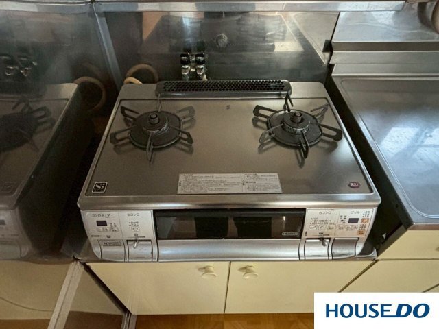 中古戸建　桐生市相生１丁目のキッチン|非常にシンプルでモダンなデザインです。お手入れもしやすそうで、いつも綺麗に保てそうですね♪