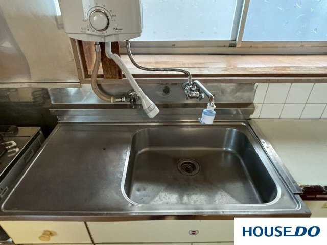 中古戸建　桐生市相生１丁目のキッチン|シンク、コンロ、調理台、そして収納までが一列に並んだカウンターは十分な長さがあり、広々と効率的に調理ができますね！！