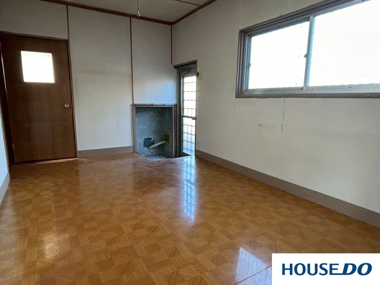 中古戸建　桐生市相生１丁目のキッチン|大きな窓から自然光がたっぷり入っていて、お部屋全体が明るいのが素晴らしいですね。床もピカピカに磨かれていて、とても清潔感があります！