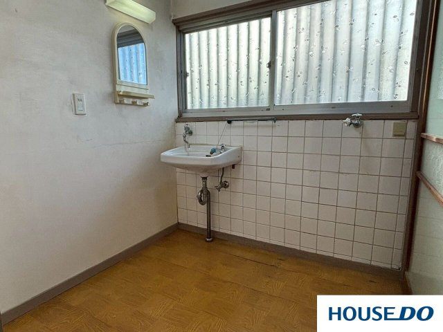 中古戸建　桐生市相生１丁目の独立洗面台|大きな窓があるため、日中は電気をつけなくても明るいのがとても良いですね。朝の身支度が気持ちよくできそうです！！