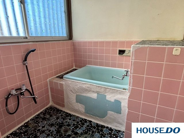 中古戸建　桐生市相生１丁目の浴室|壁一面のピンクのタイルと、バスタブの**ミントグリーンのコントラストがとても可愛らしく、レトロポップな雰囲気を醸し出していて素敵です！