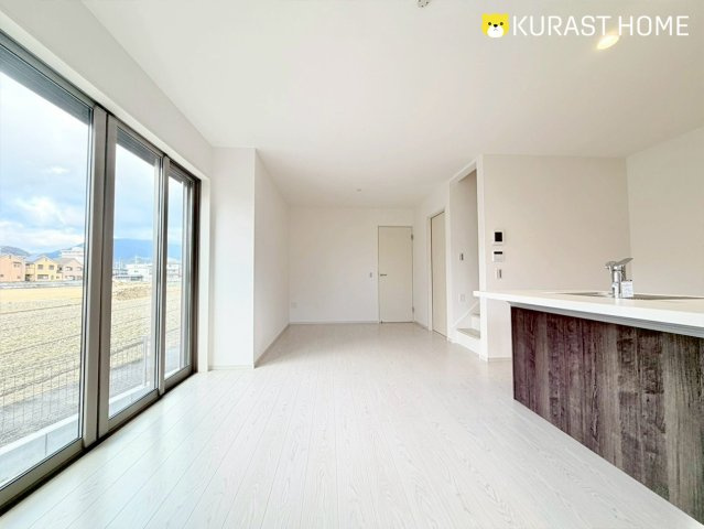 京都市右京区嵯峨野南浦町　新築戸建の居間・リビング