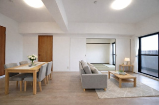 【居間・リビング】 | 【上質リフォーム】カルム宮島口 | 【約14.4帖LDK】
デザインリフォームされた室内は
良い雰囲気になっております。
リノベーションで付加価値をプラスし、
ただの『住まい』ではなく『癒しのある空間』
に仕上がっております♪