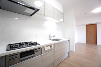 【キッチン】 | 【上質リフォーム】カルム宮島口 | 【キッチンルーム】アンティウッドラテの穏やかな木目が、暮らしの背景になるキッチン。白と木のバランスが美しく、日常の風景をさりげなく整えてくれます。毎日の料理時間も心地よく、家族の会話も自然と生まれます