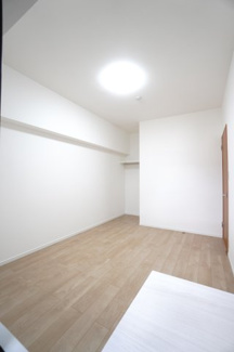 【洋室】 | 【上質リフォーム】カルム宮島口 | 【洋室約6.2帖】
どんな家具や敷物でも部屋に馴染みやすく、
コーディネートがし易そうですね。
配置も柔軟に対応できるので身の回りの整理もし易い！
自分好みの空間に出来そうですね！