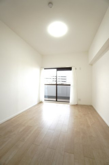 【洋室】 | 【上質リフォーム】カルム宮島口 | 【洋室約6帖】
居室にはクローゼットを完備。
自由度の高い家具の配置が叶うシンプルな空間です。
お子様の成長と人数と共に必要になる
子供部屋にもぴったりの間取りですね。