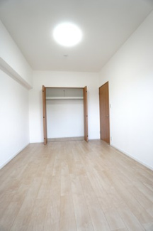 【洋室】 | 【上質リフォーム】カルム宮島口 | 【洋室約6帖】
こども部屋をコーディネート！このぐらいの広さがあれば、 
お子さんの好きな色やモチーフを使ったコーディネートで、
勉強もお片付けも全部楽しいお気に入りの空間にしていけそうですね！