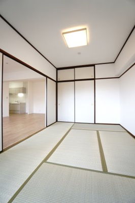 【和室】 | 【上質リフォーム】カルム宮島口 | 【Japanese-style room】
リビングに隣接した和室。
冬はコタツを置いたり、優しい畳の感触は
赤ちゃんのお昼寝にもぴったり！
居室スペースとしてだけでなく、客間としても活用できます。