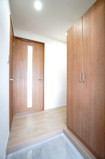 【玄関】 | 【上質リフォーム】カルム宮島口 | 【玄関ホール】
人を迎え入れる最初の場所だからこそ、
清潔感があり纏まった空間にして頂ける様に
大型フローティングシューズBOXを設置。
照明はオートライト。消し忘れや
出入りが暗くならなく済みます！