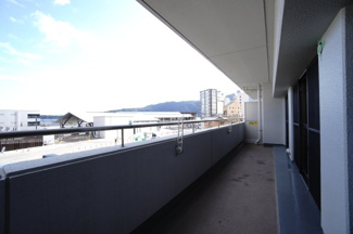 【バルコニー】 | 【上質リフォーム】カルム宮島口 | 【バルコニー】
リビング全面が接するワイドバルコニー。
前面の建物が邪魔することなくよく陽が当たり、お洗濯物もすぐ乾きそう！
この位の広さがあると、エアコン室外機を置いても十分なスペースを保てます。