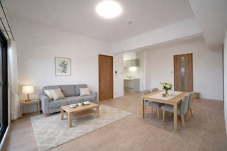 【居間・リビング】 | 【上質リフォーム】カルム宮島口 | 【約16.5帖LDK】
自然を感じられる雰囲気のインテリアがよく似合い
天然素材やグリーンを取り入れて、
ナチュラルな雰囲気が作りやすい。
ディスプレイの仕方によっては、
個性的で魅力的なお部屋に。