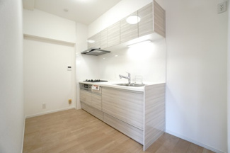 【キッチン】 | 【上質リフォーム】カルム宮島口 | 【キッチンルーム】
独立型キッチンのメリットは、人目を気にせずに調理に集中できます！
来客時に手元や調理場を見られることなく調理ができ、
隣接するリビングやダイニングまで油や煙が広がりにくくなります。