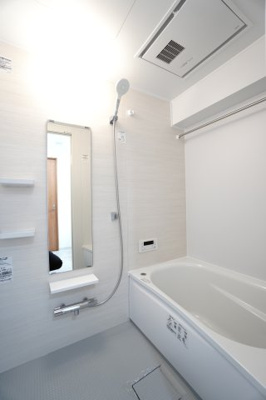 【浴室】 | 【上質リフォーム】カルム宮島口 | 【バスルーム】
TOTO社製RWシリーズは
「ゆるリラ浴槽」「カラリ床」で独自の技術によりバスタイムを
よりよく演出してくれます！
更に、浴室暖房乾燥機が標準設備！
お手入れが楽なシステムバスです。