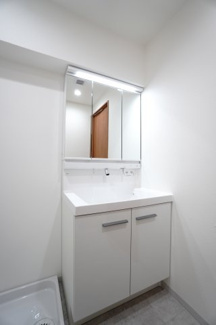 【独立洗面台】 | 【上質リフォーム】カルム宮島口 | 【コスメカウンター】
LIXIL社製!
キレイアップカウンターが特徴の本商品は、
継ぎ目等が少なく、上から吐水の水栓なので、
水がたまりにくくお手入れ楽々です。
3面鏡裏やボウル下の収納も使いやすい！