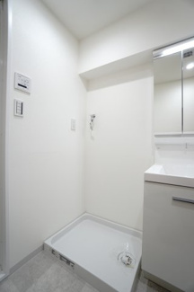 【独立洗面台】 | 【上質リフォーム】カルム宮島口 | 【パウダールーム】
嬉しい余裕のあるリネンスペース。
しかも装着が楽なワンタッチ式の給水栓！
洗濯機置場はドラム式の洗濯機も入るサイズですが、
お手持ちのサイズが入るか要確認です！