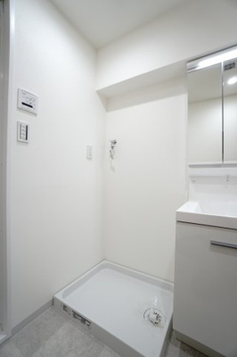 【独立洗面台】 | 【上質リフォーム】カルム宮島口 | 【パウダールーム】
嬉しい余裕のあるリネンスペース。
しかも装着が楽なワンタッチ式の給水栓！
洗濯機置場はドラム式の洗濯機も入るサイズですが、
お手持ちのサイズが入るか要確認です！