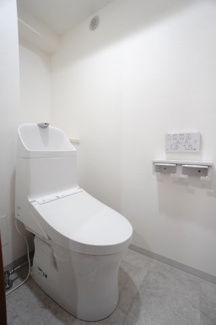 【トイレ】 | 【上質リフォーム】カルム宮島口 | 【レストルーム】
TOTO社製！
きれいをまもるせいけつトイレ！
お掃除はサッとひとふきで完了！
少ない水で、汚れをしっかり洗い流します。
ツインペーパーホルダーなので、
もしもの時も慌てない！！