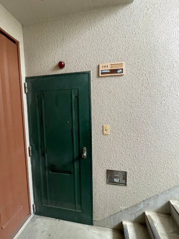 メゾン東茨木の玄関