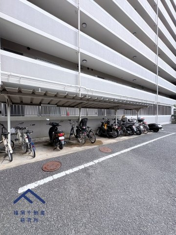 ロワールマンション空港南の駐車場