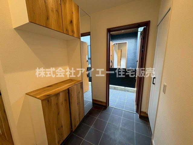 ♪♪宜野湾市大山4丁目-2号棟（全2棟）の玄関|収納もある玄関です