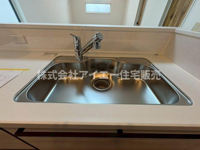 ♪♪宜野湾市大山4丁目-2号棟（全2棟）のキッチン|コンパクトなキッチンで掃除もラクラク