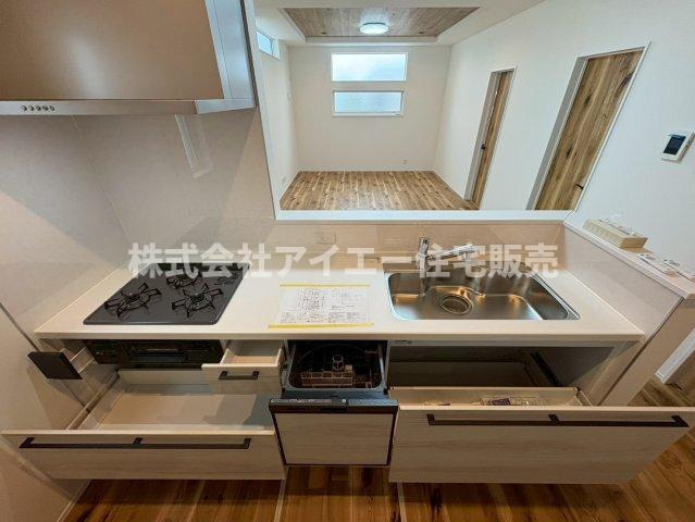 ♪♪宜野湾市大山4丁目-2号棟（全2棟）のキッチン|コンパクトなキッチンで掃除もラクラク