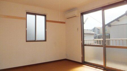 シェリエールＢの居間・リビング|独立洗面台付き。