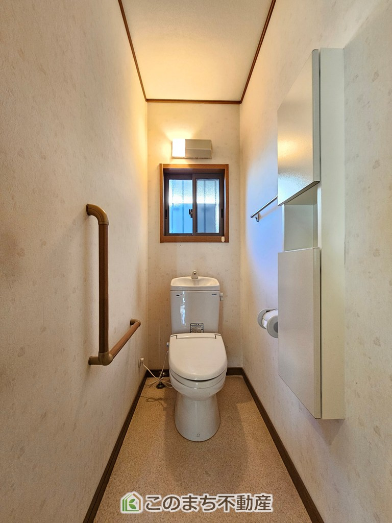 KEM下野市医大前四丁目1期　中古戸建のトイレ|小窓から換気ができて清潔なトイレスペース☆